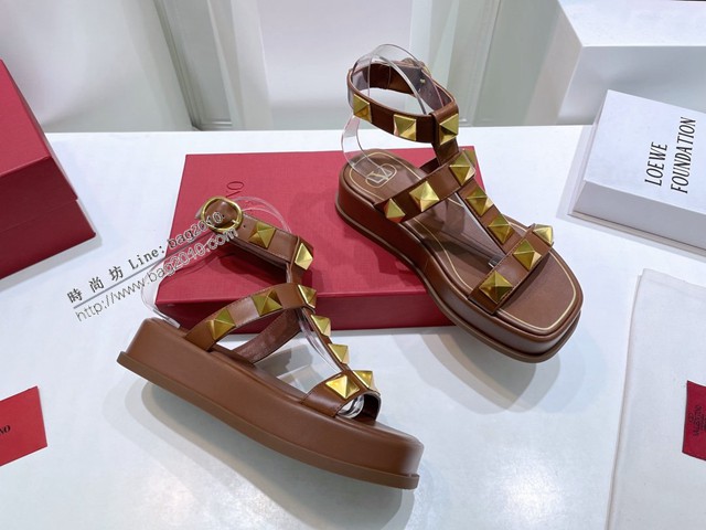 Valentino專櫃新款休閒時尚拖鞋 華倫天奴22春夏爆款系列松糕厚底釘扣沙灘涼拖鞋 dx3493